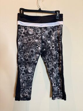 lululemon athletica Black & White Daisy Floral Capri Leggings